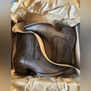 Frye Sacha Chelsea boots in color Stone